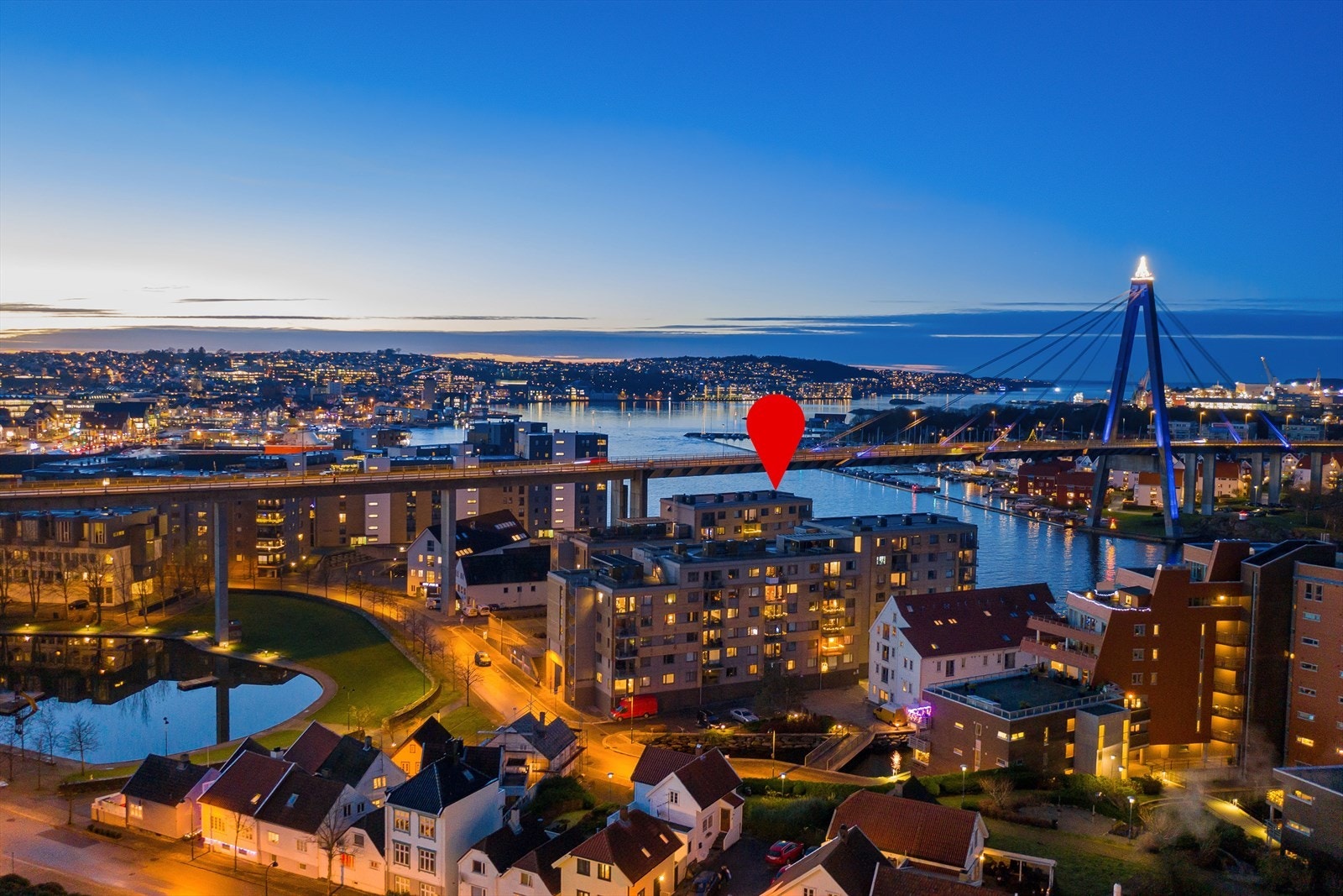 Velkommen til Verven 36, en lekker leilighet med særdeles bra beliggenhet like i sjøkanten med fantastisk utsikt. Galleribilde