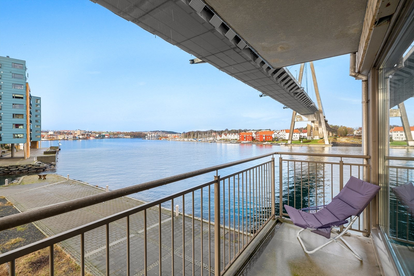 Balkong med gode solforhold og nydelig sjøutsikt. Galleribilde