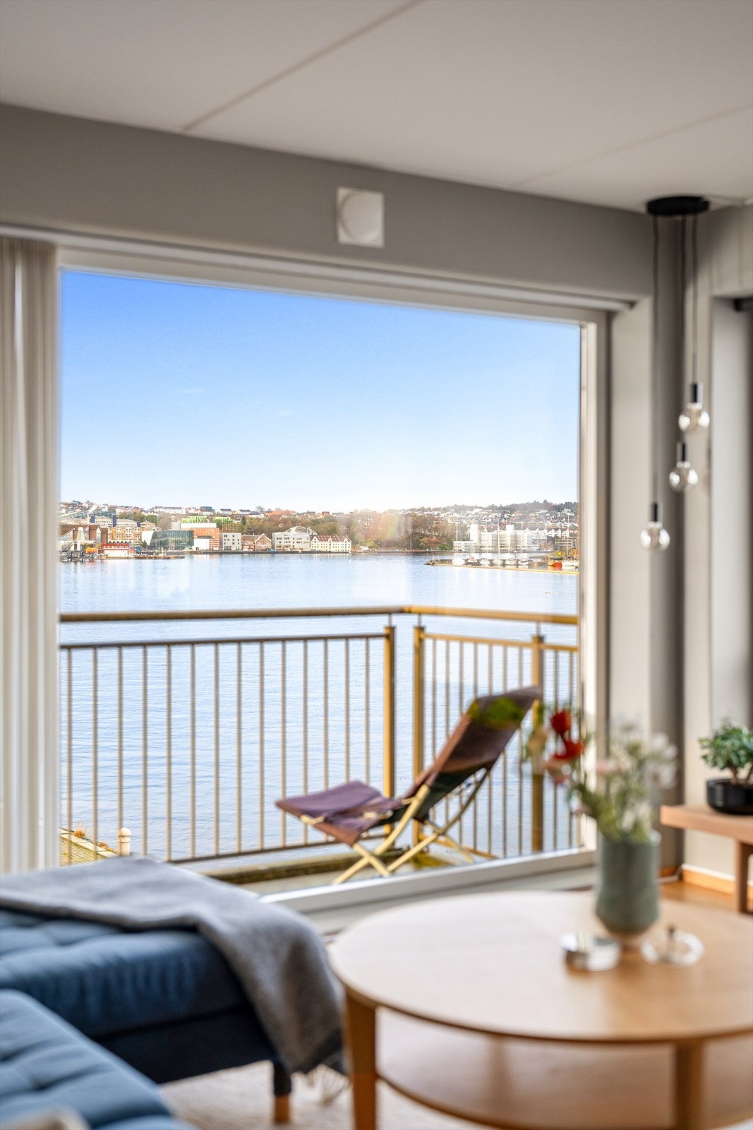 Spektakulær utsikt mot sjøen fra stuen gir en følelse av ro og nærhet til naturen. Galleribilde