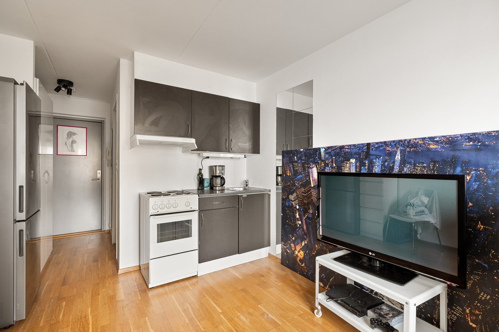 Hybelen ligger vegg i vegg med leiligheten. Hybelen er ca 20 kvm og har vært leid ut for kr. 9 500,- pr. mnd. Galleribilde