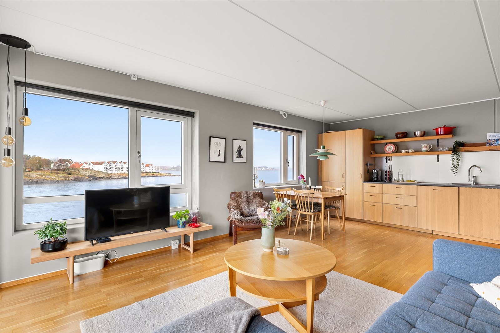 Lekker leilighet med svært attraktiv planløsning og fantastisk sjøutsikt. Galleribilde