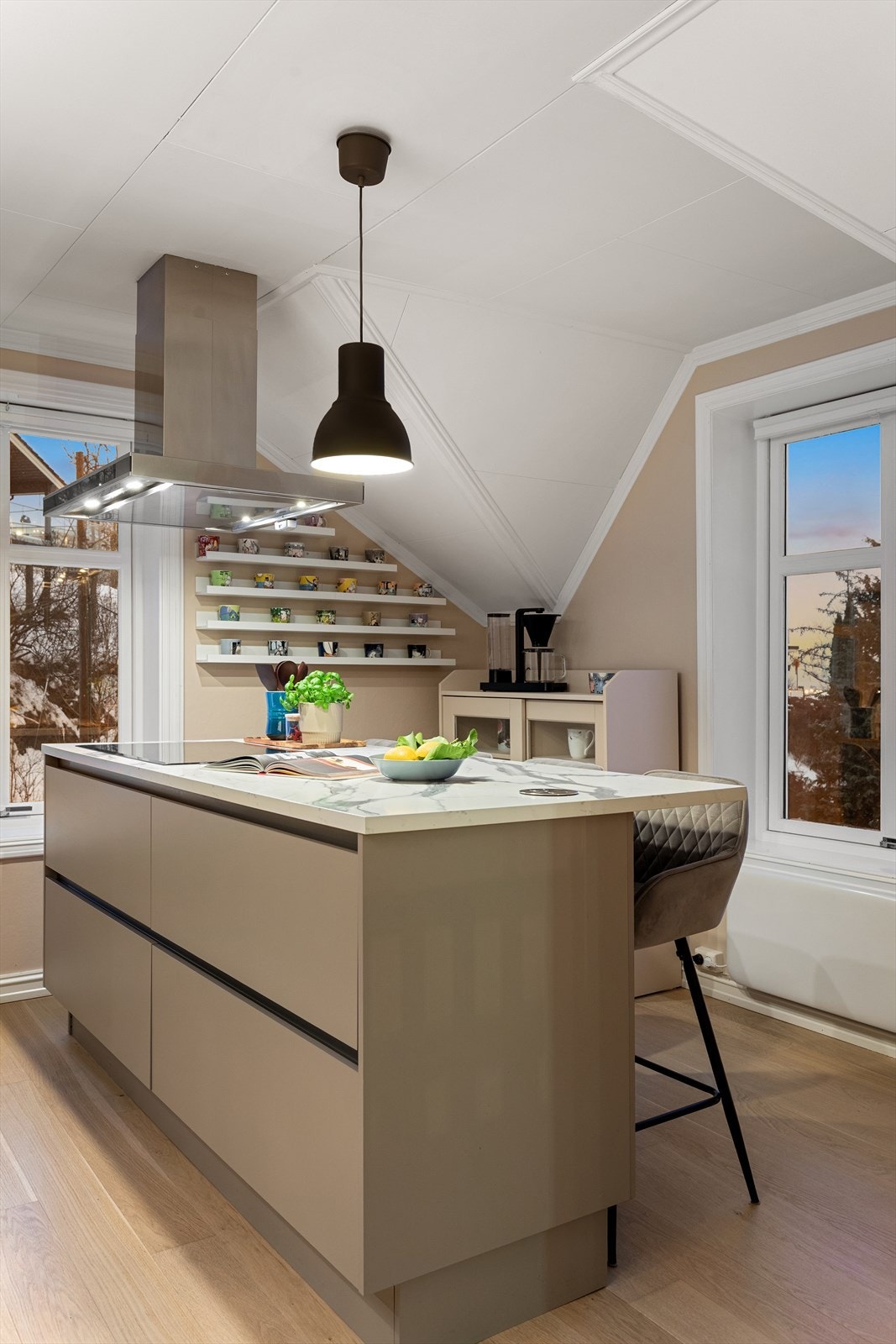 Kjøkkenet har gode planløsning med godt med skap- og skuffeplass, samt barløsning Galleribilde