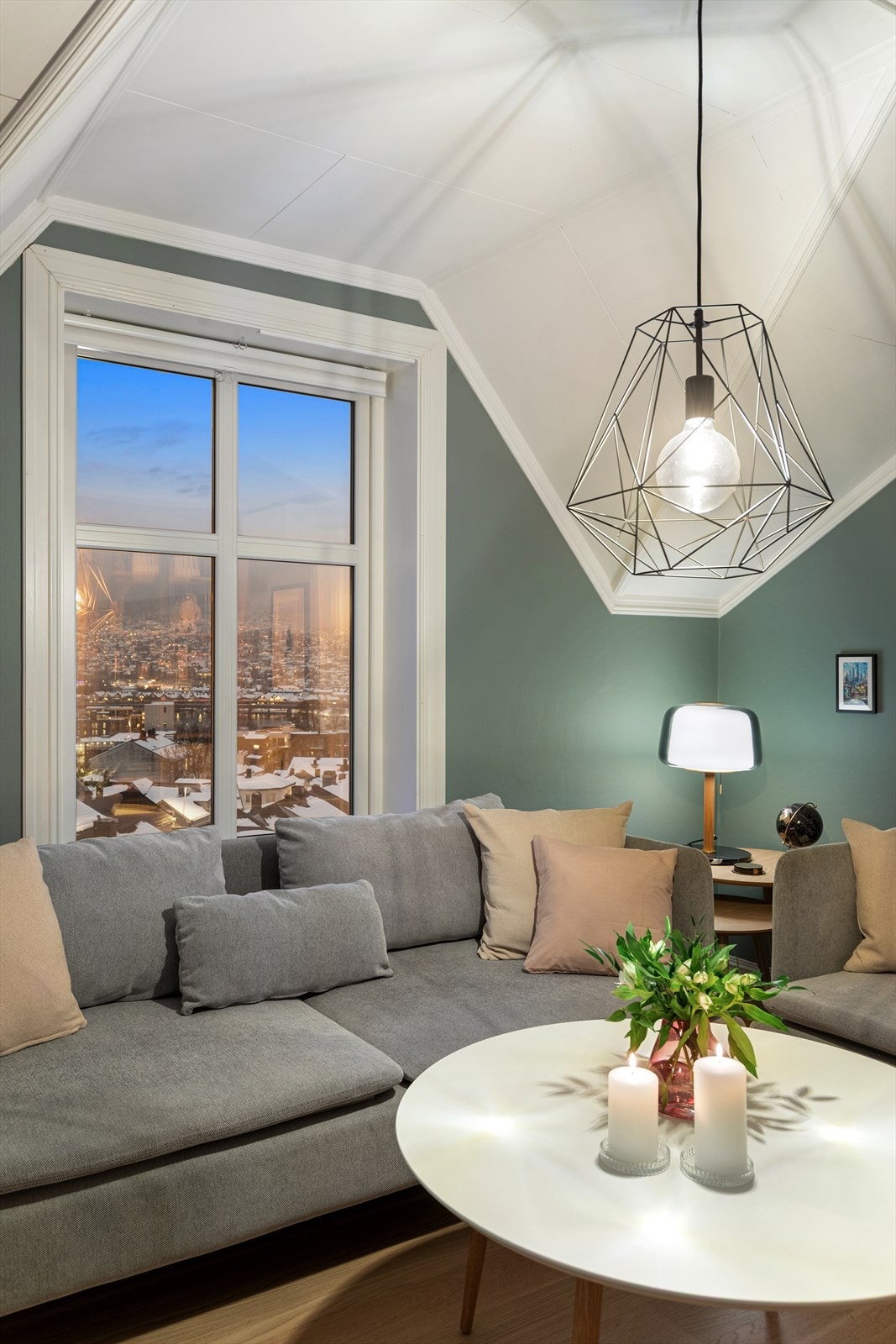 Takhøyden og vinklene gjør leiligheten unik Galleribilde