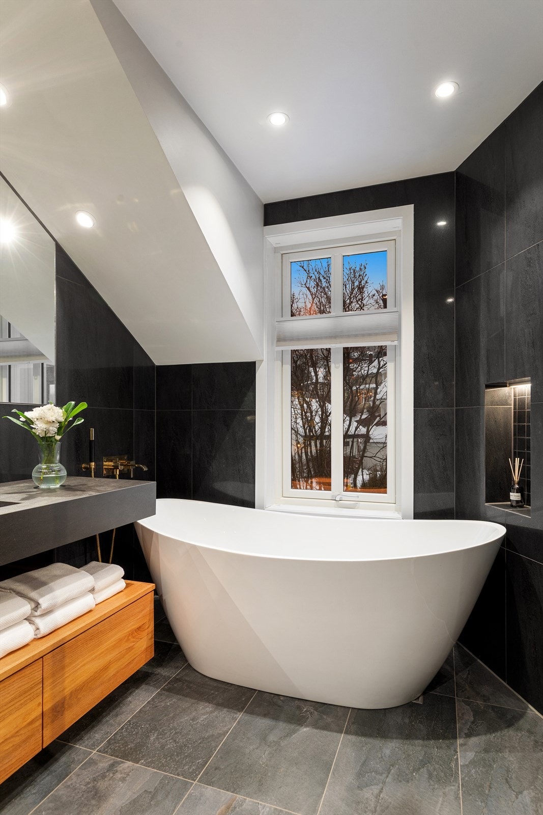 Badet er stilrent og delikat med eksklusive detaljer samt kraner fra Tapwell Galleribilde