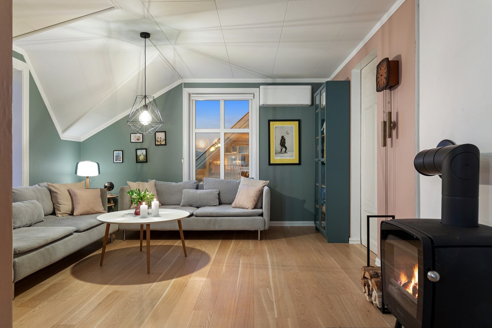 Leiligheten har både varmepumpe og peis, noe som gir behagelig oppvarming året gjennom Galleribilde