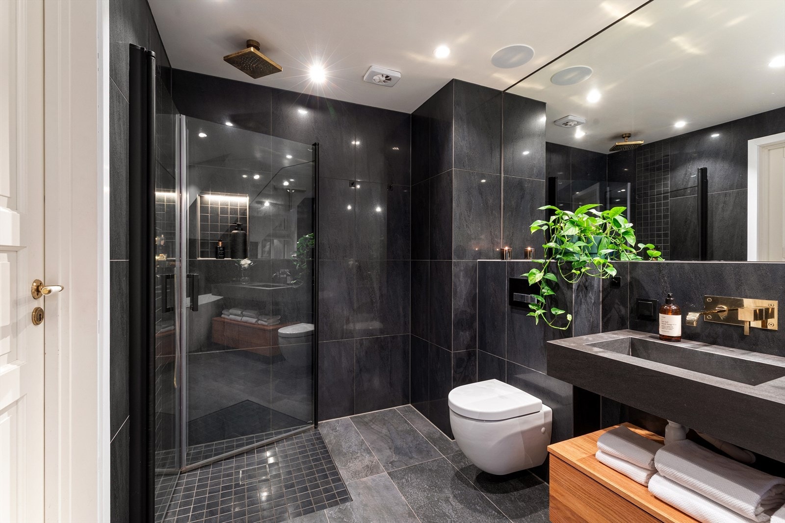 Meget lekkert og påkostet bad som ble oppusset/renovert i 2019 Galleribilde