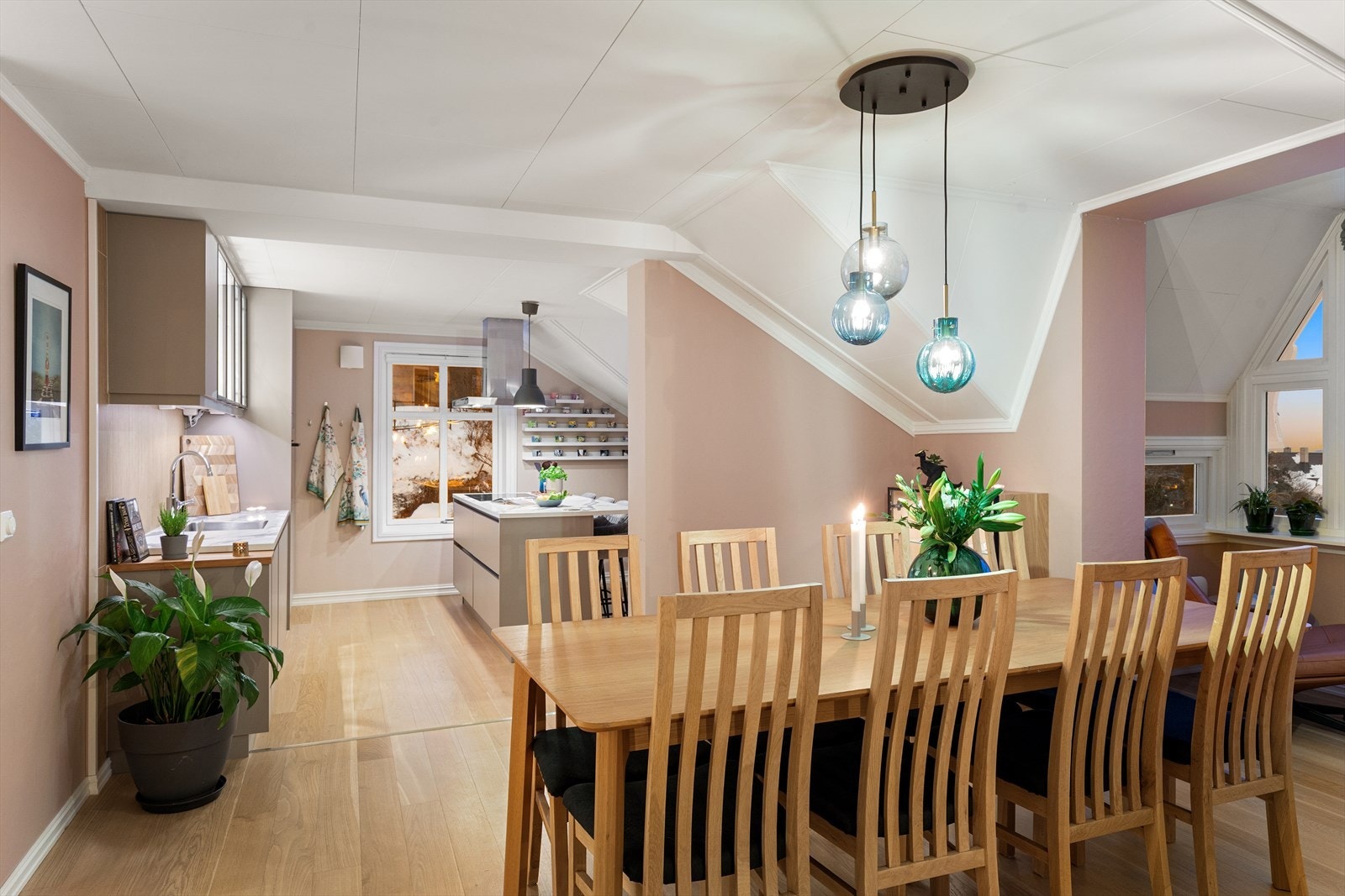 Fra hall kommer man inn til en åpen stue-/kjøkkenløsning Galleribilde