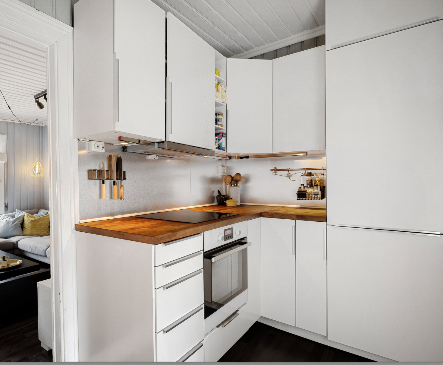 IKEA Kjøkken fra 2014 med glatte fronter, heltre benkeplate og nedfelt stålkum. God skap- og benkeplass samt integrerte hvitevarer som induksjonstopp, stekeovn, oppvaskmaskin og kjøl/frys. Ventilator er montert over kokesonen, og det er naturlig avtrekk. Galleribilde