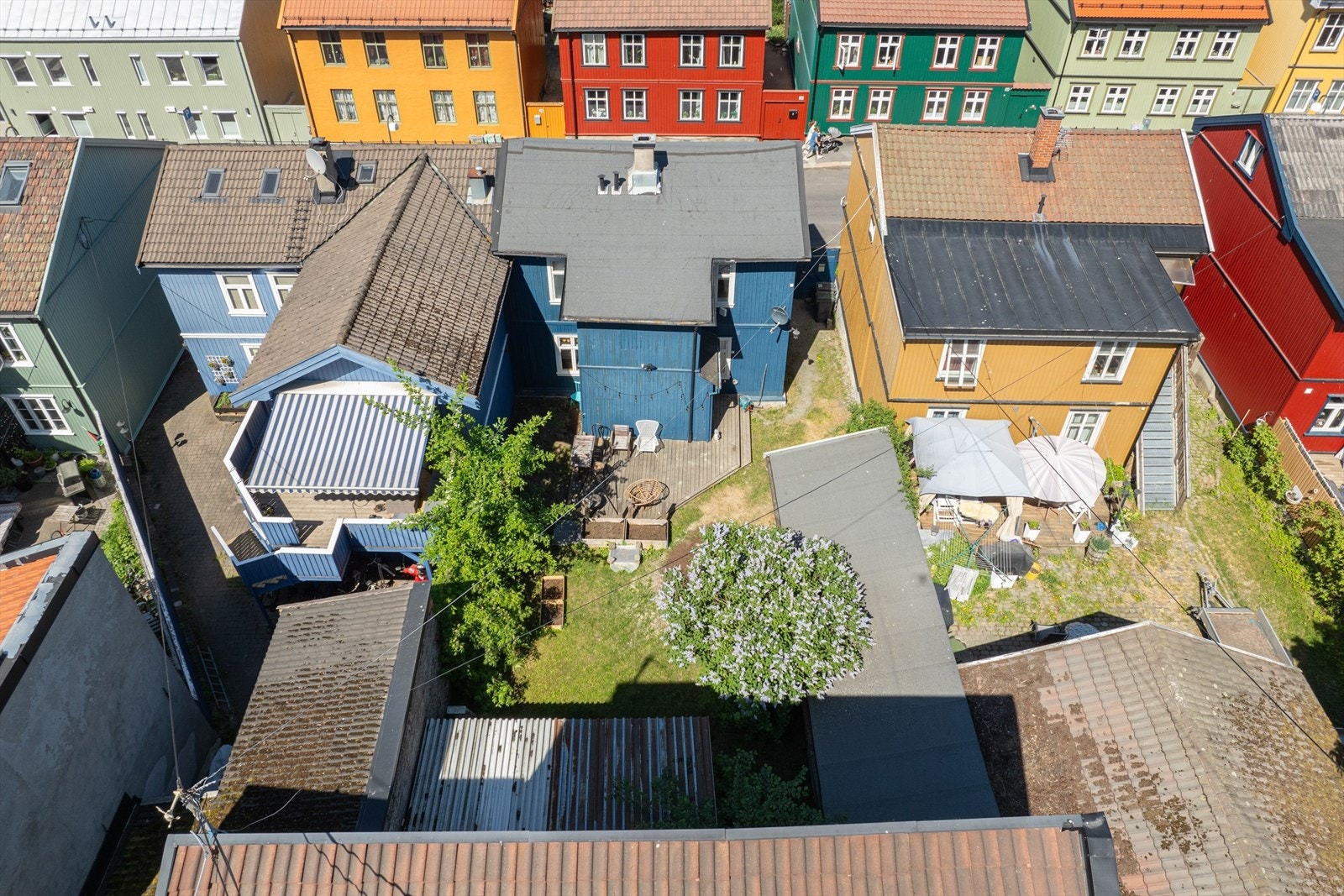 Eiendommen består av en hel, horisontaldelt tomannsbolig med sidebygg og romslig hage. Det foreligger rammetillatelse for å opprette 3 boenheter! Se salgsoppgave. Galleribilde