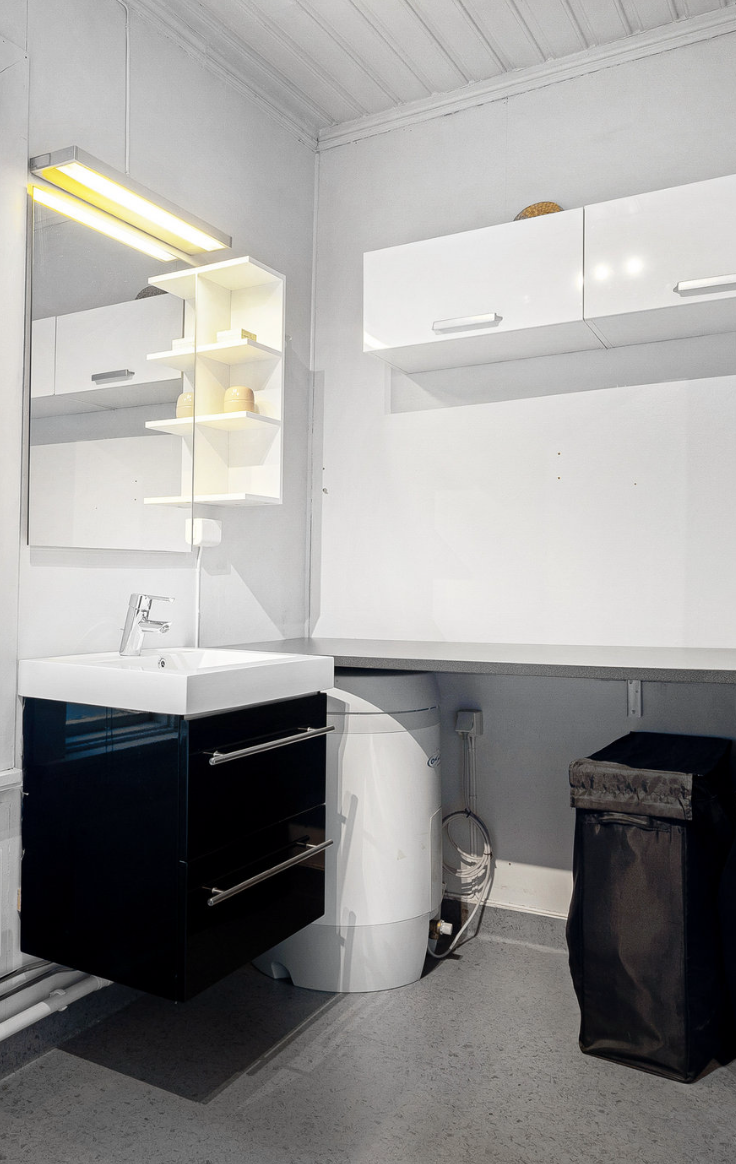 Badet i 2. etasje ble oppgradert i 2014. Rommet er utstyrt med dusjkabinett, servant, toalett og opplegg for vaskemaskin. Innredningen består videre av benkeskap med glatte fronter og laminert benkeplate som gir god oppbevaringsplass. Galleribilde