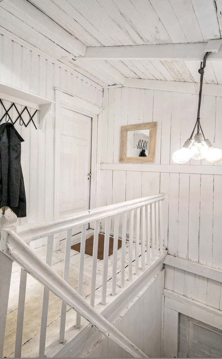 Trappegang. Original trapp i malt tre mellom etasjene. Galleribilde