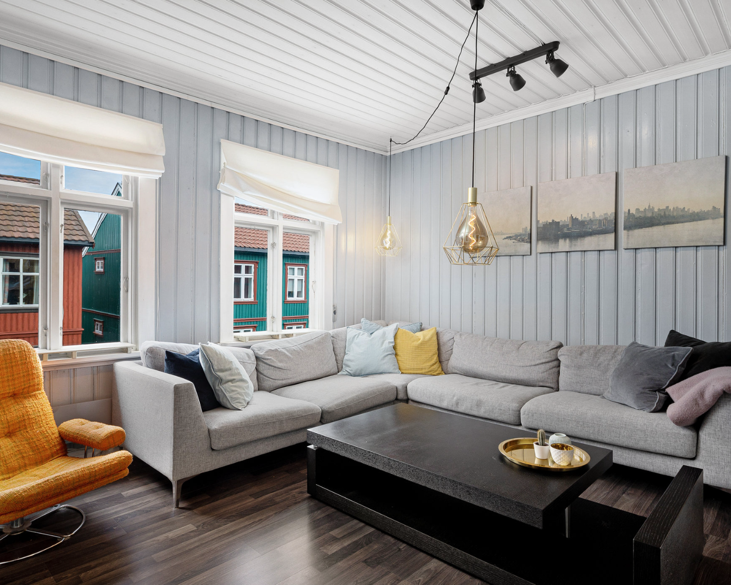 2. etasjen har en lys og romslig stue med god plass til møblement. Store vindusflater gir godt med naturlig lys. Galleribilde