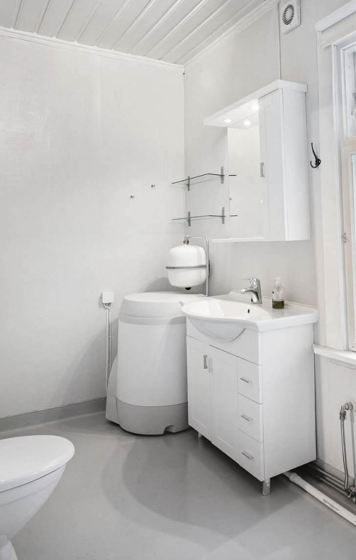 Baderom utstyrt med dusjkabinett, servant, toalett og opplegg for vaskemaskin. Badet ble ifølge tidligere salgsoppgave oppgradert i 2012, men er slitt og bør oppgraderes for å tåle normal bruk etter dagens krav. (TG3). Galleribilde