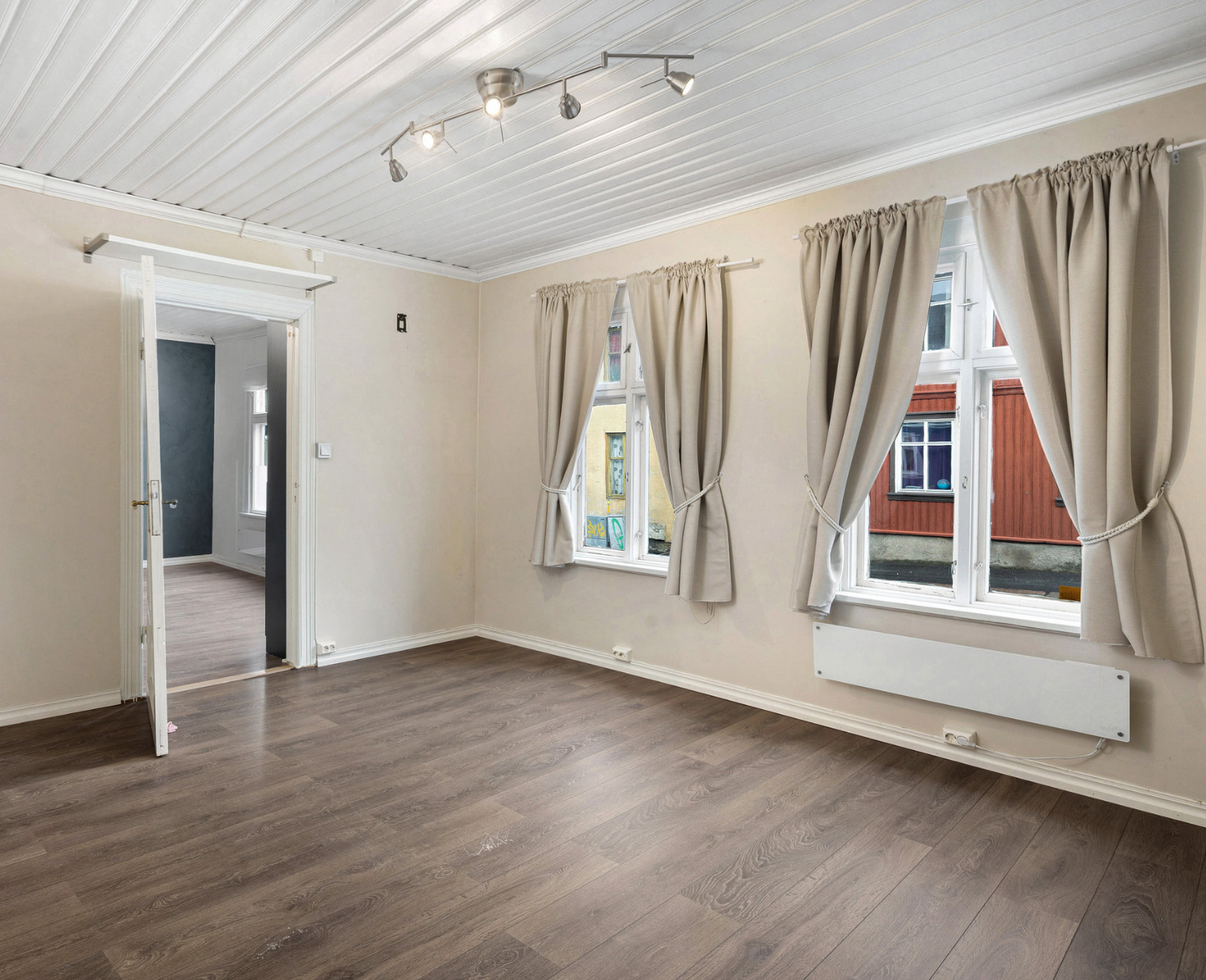 Stuen fremstår som lys og innbydende med store vindusflater som sikrer rikelig naturlig lysinnslipp. Rommet har gulv med varme og lyse, malte overflater. Galleribilde