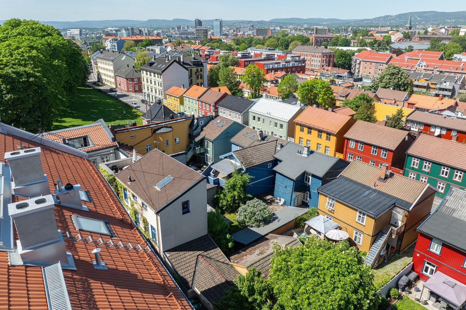 Området har en fin blanding av velholdte bygårder og eldre trehus. Fra boligen er det nærhet til alt av Oslos rike servicetilbud, samt få minutters gange til barneskole, ungdomsskole og barnehager. Galleribilde