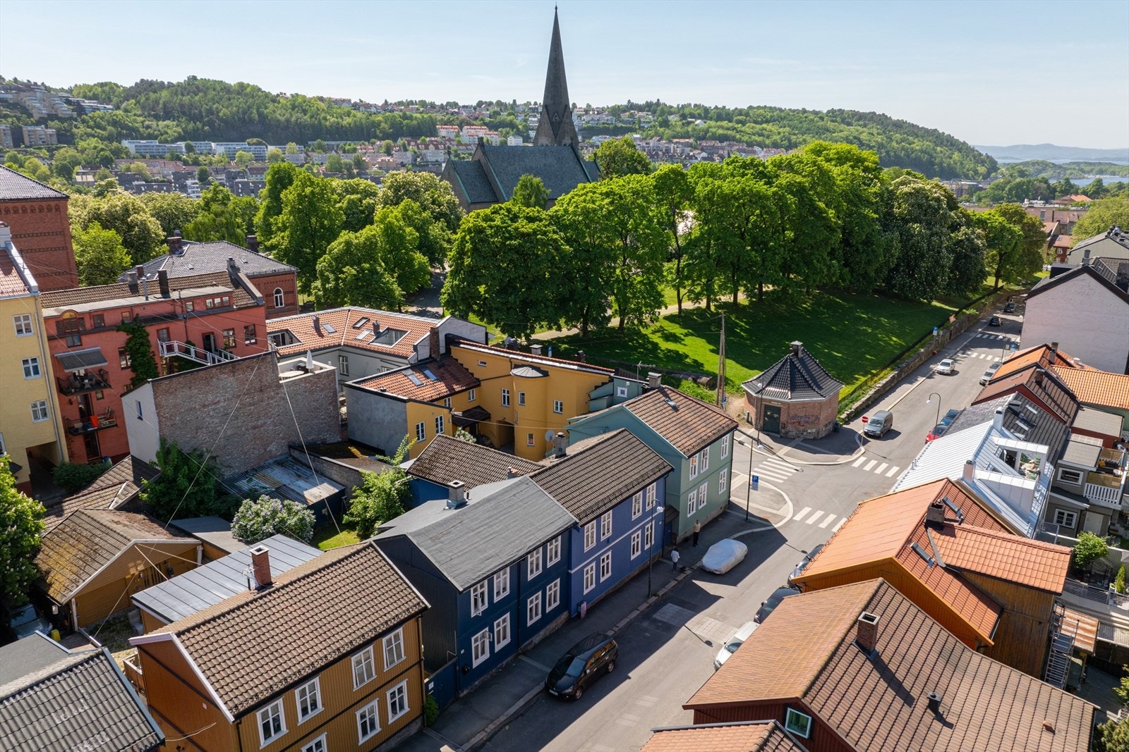 Sjarmerende Vålerenga kirke kun et steinkast fra boligen. Galleribilde
