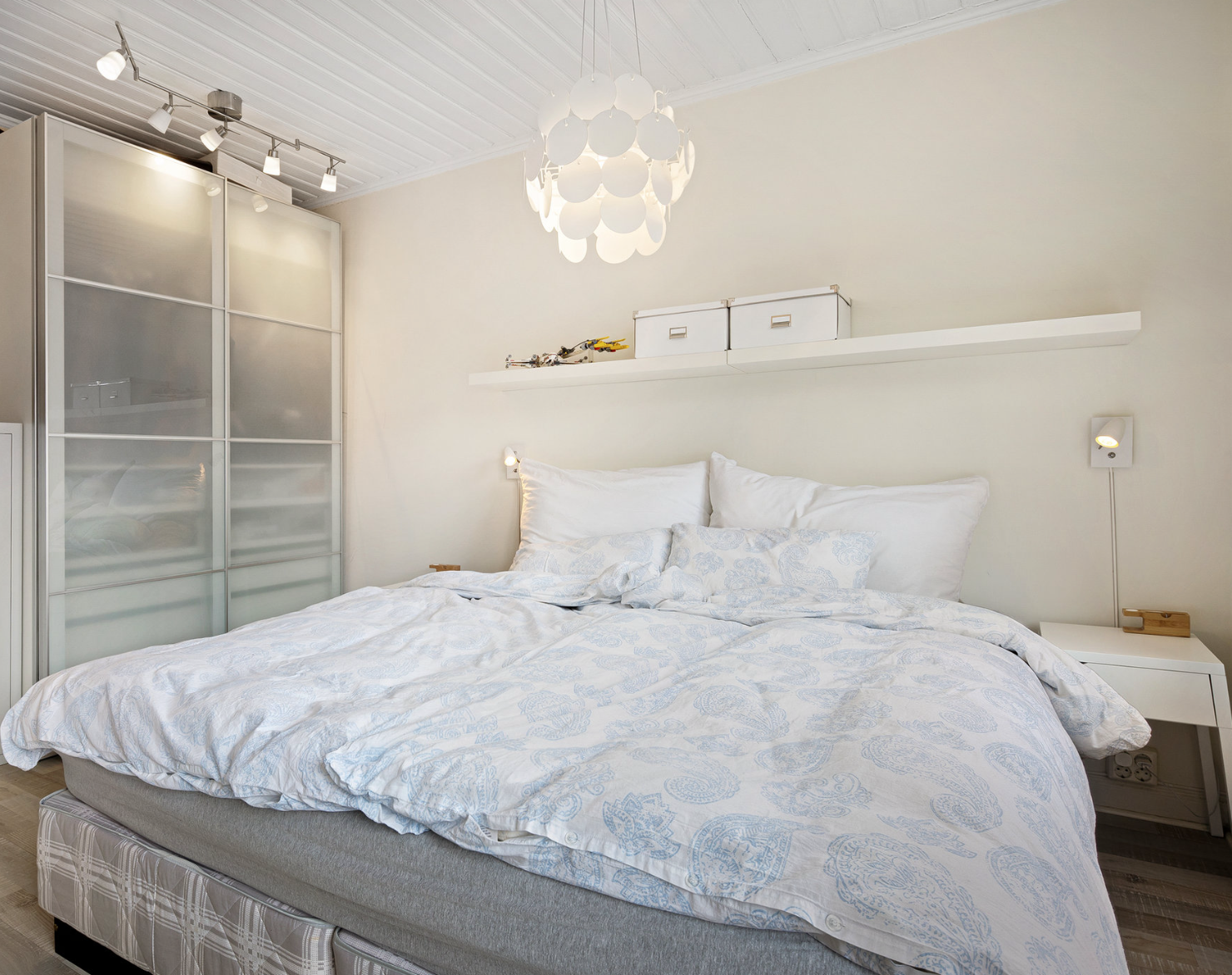 Romslig soverom med god plass til dobbeltseng- God oppbevaringsplass i stor, frostet skyvedørsgarderobe. Galleribilde