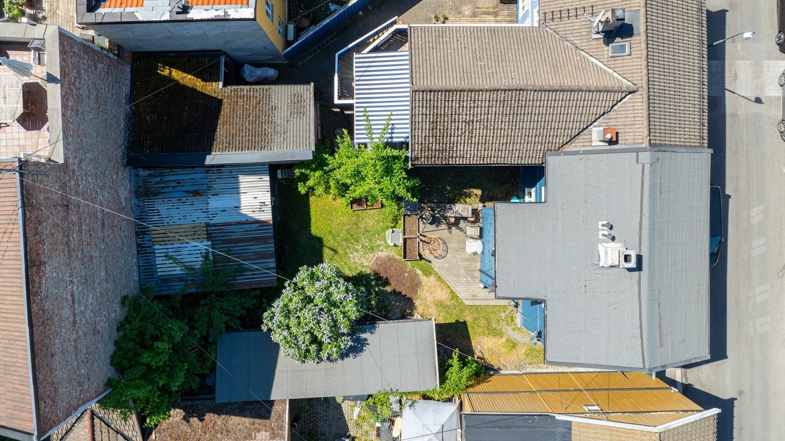 Hver av etasjene innehar entré, stue, kjøkken, bad og soverom. Galleribilde