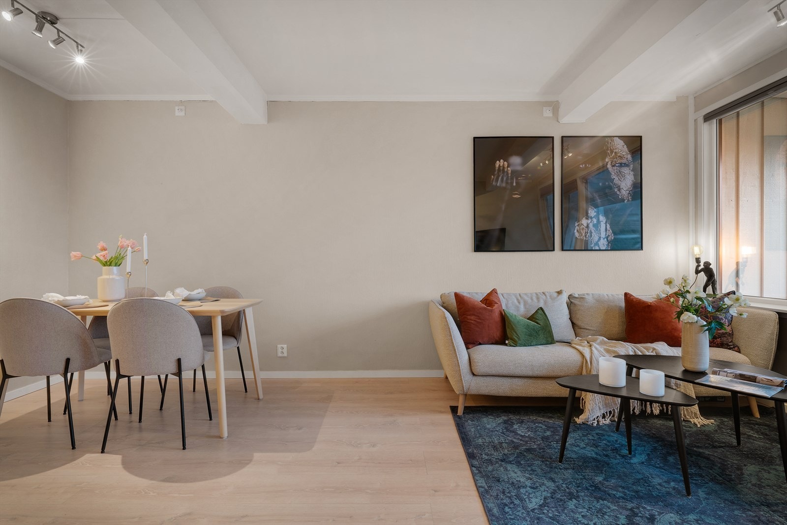 - Stuen måler 19,9m² og har god plass til sofagruppe og spisebord i hver sin naturlige sone - Galleribilde