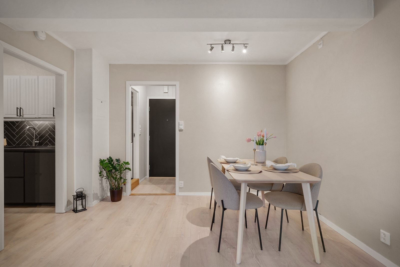 - Mye inkludert i felleskostnadene, bla. varmtvann, tv/internett, kommunale avgifter mm. - Galleribilde