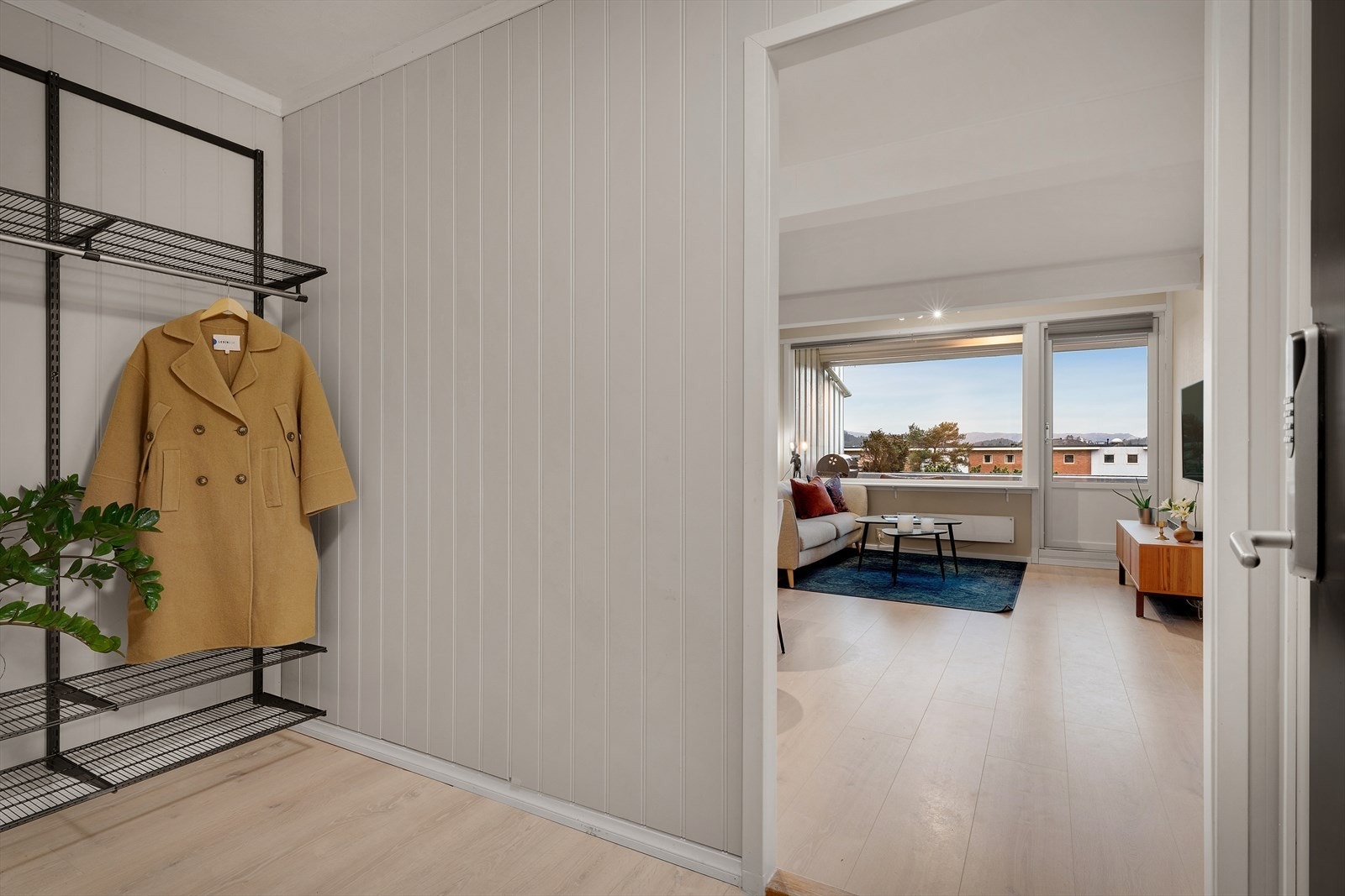 - Romslig entré på 4,2m². Merk praktisk, vegghengt hylleløsning for optimal oppbevaring av sko og yttertøy - Galleribilde