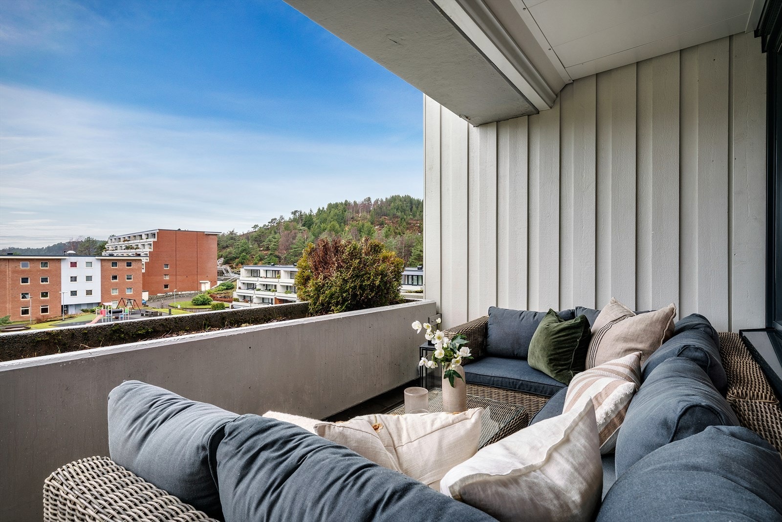 - Her bor du svært sentralt men likevel tilbaketrukket i naturskjønne omgivelser - Galleribilde