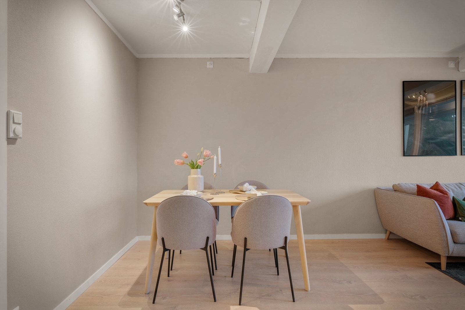 - Delvis åpen løsning mot spisebord sørger for en sosial sone - Galleribilde