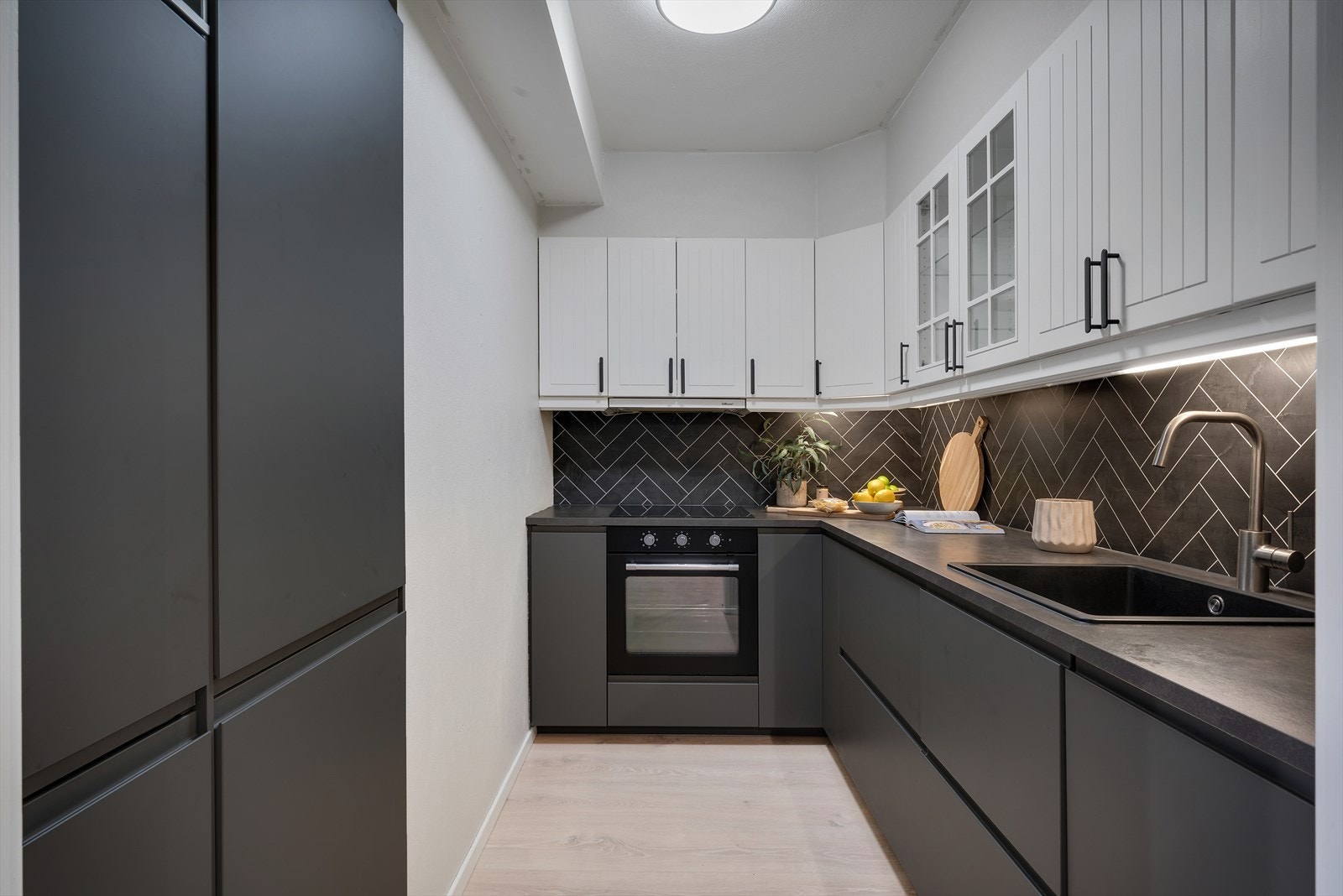 - Godt med skap- og benkeplass til glede for kokken - Galleribilde