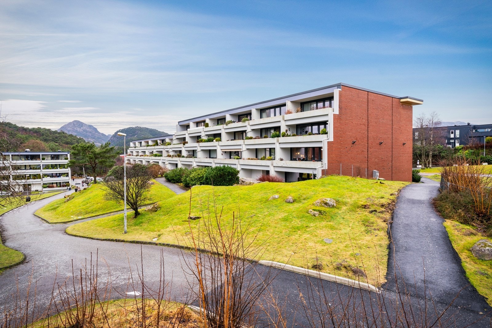 - På tomten finner du blant annet lekeplasser, barnehage, grendahus og pizzeria - Galleribilde