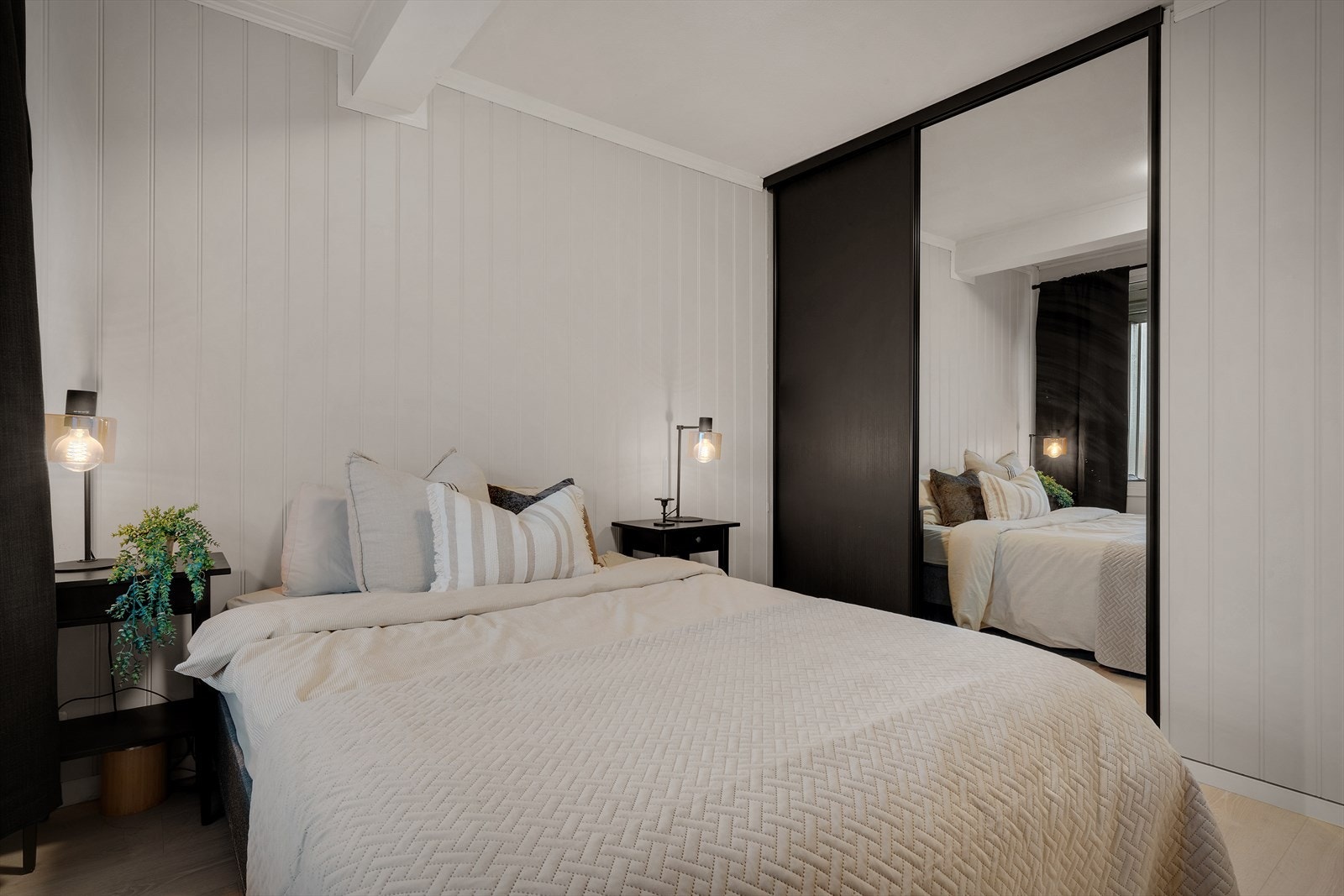 - Merk integrert garderobeløsning med skyvedører - Galleribilde