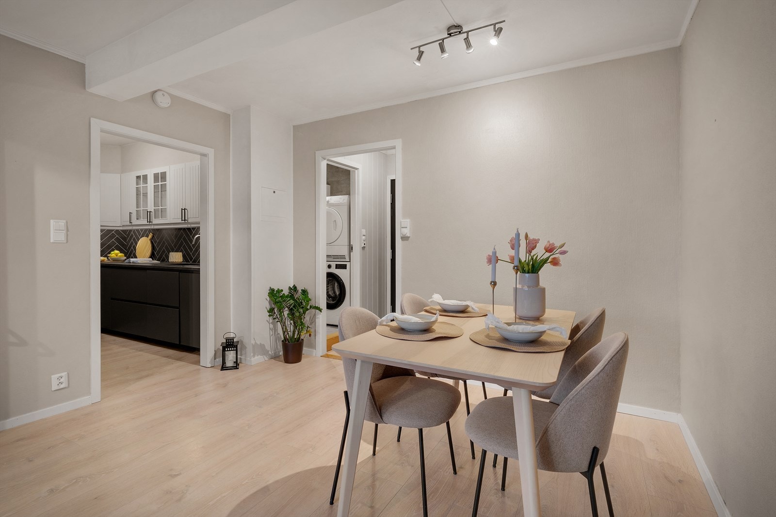 - Leiligheten er malt i gjennomgående lune og tidsriktige fargetoner som enkelt lar deg sette ditt eget preg - Galleribilde