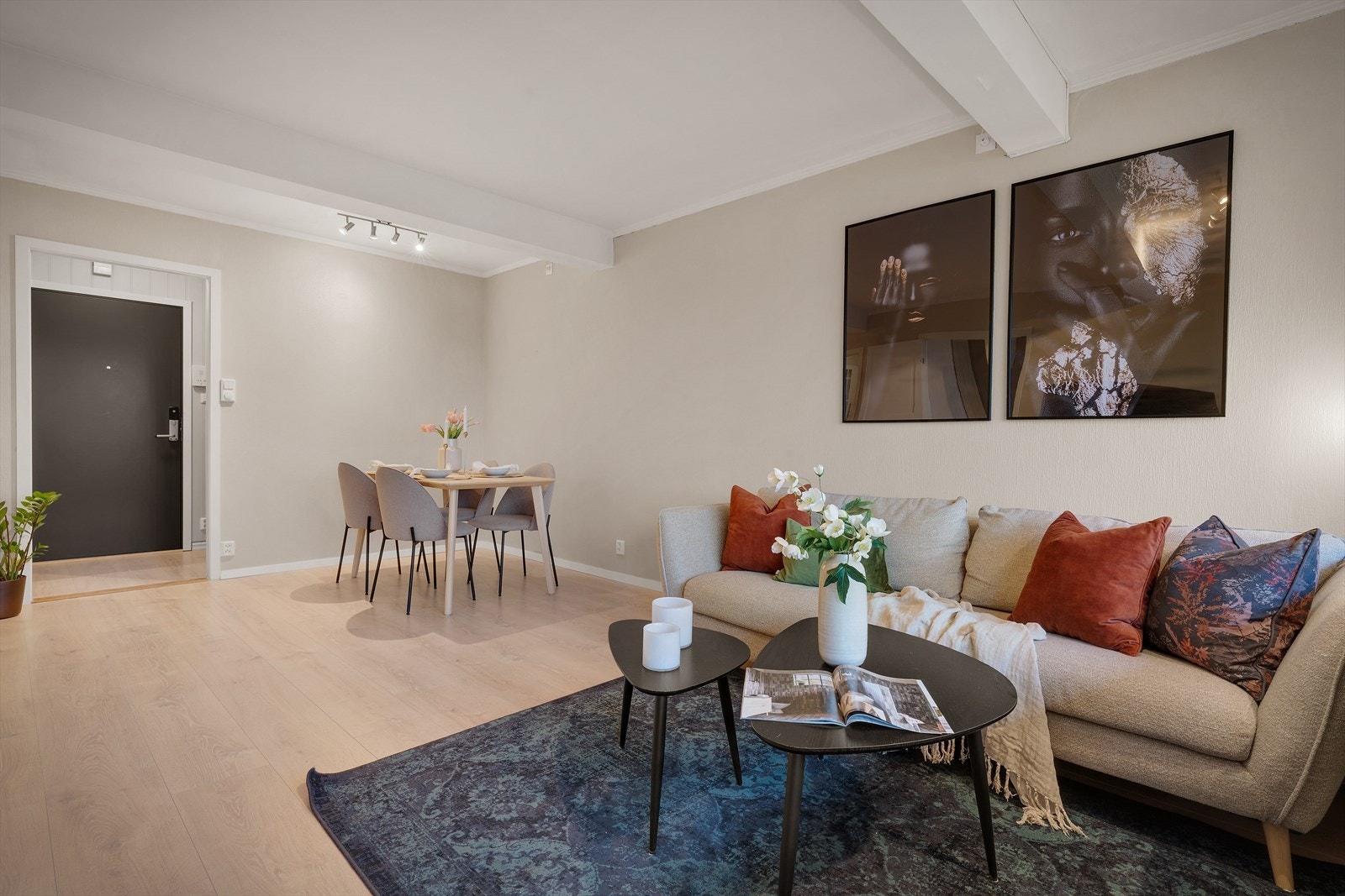 - Gjennomgående likt laminatgulv (nytt i 2022) sørger for et nydelig helhetsinntrykk og en rød tråd gjennom hele leiligheten - Galleribilde