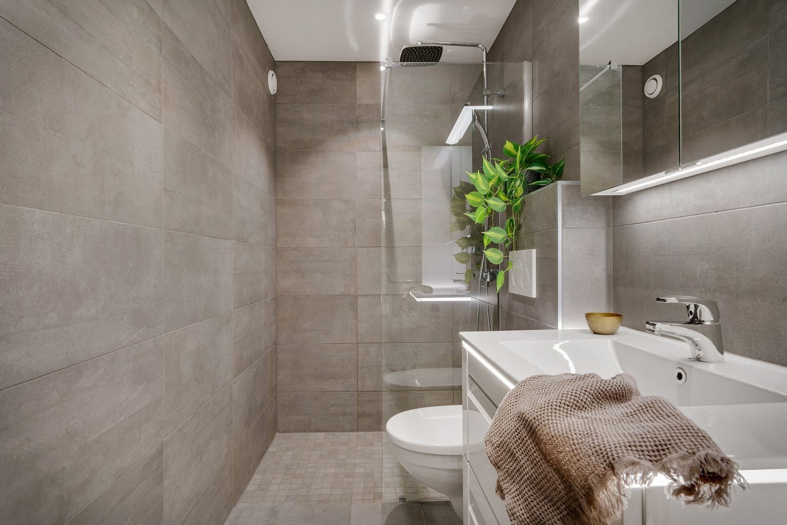 - Badet måler 4,5m² og har behagelig varme i gulv - Galleribilde