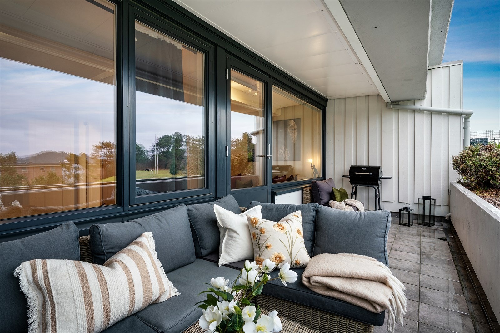 - Balkongen måler 13m² og har god plass til ønsket utemøblement - Galleribilde