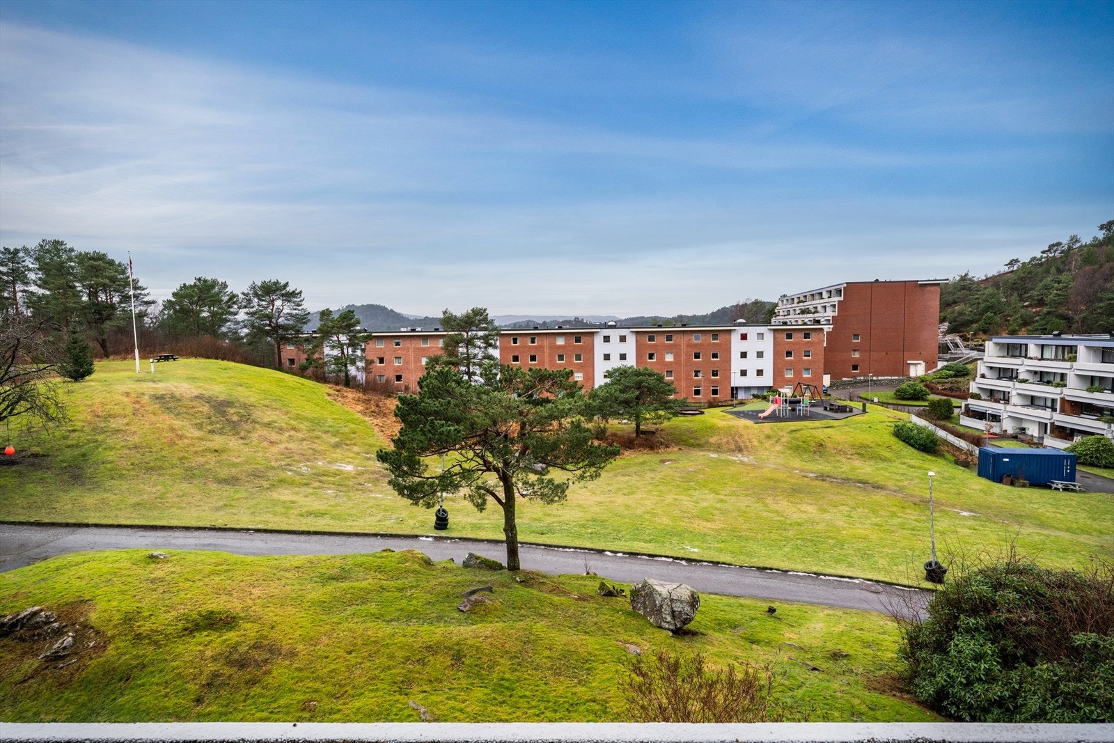 - Vestvendt balkong med svært gode solforhold og lite sjenerende innsyn - Galleribilde