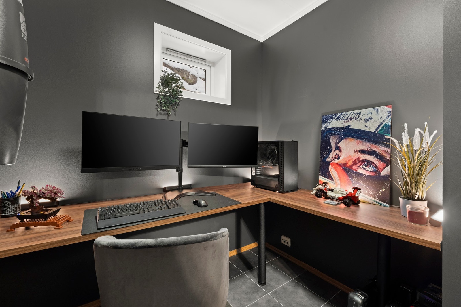 Praktisk bod ved entré som i dag er innredet og benyttet som hjemmekontor, og fungerer godt som en fleksibel løsning for arbeid eller hobby. Galleribilde