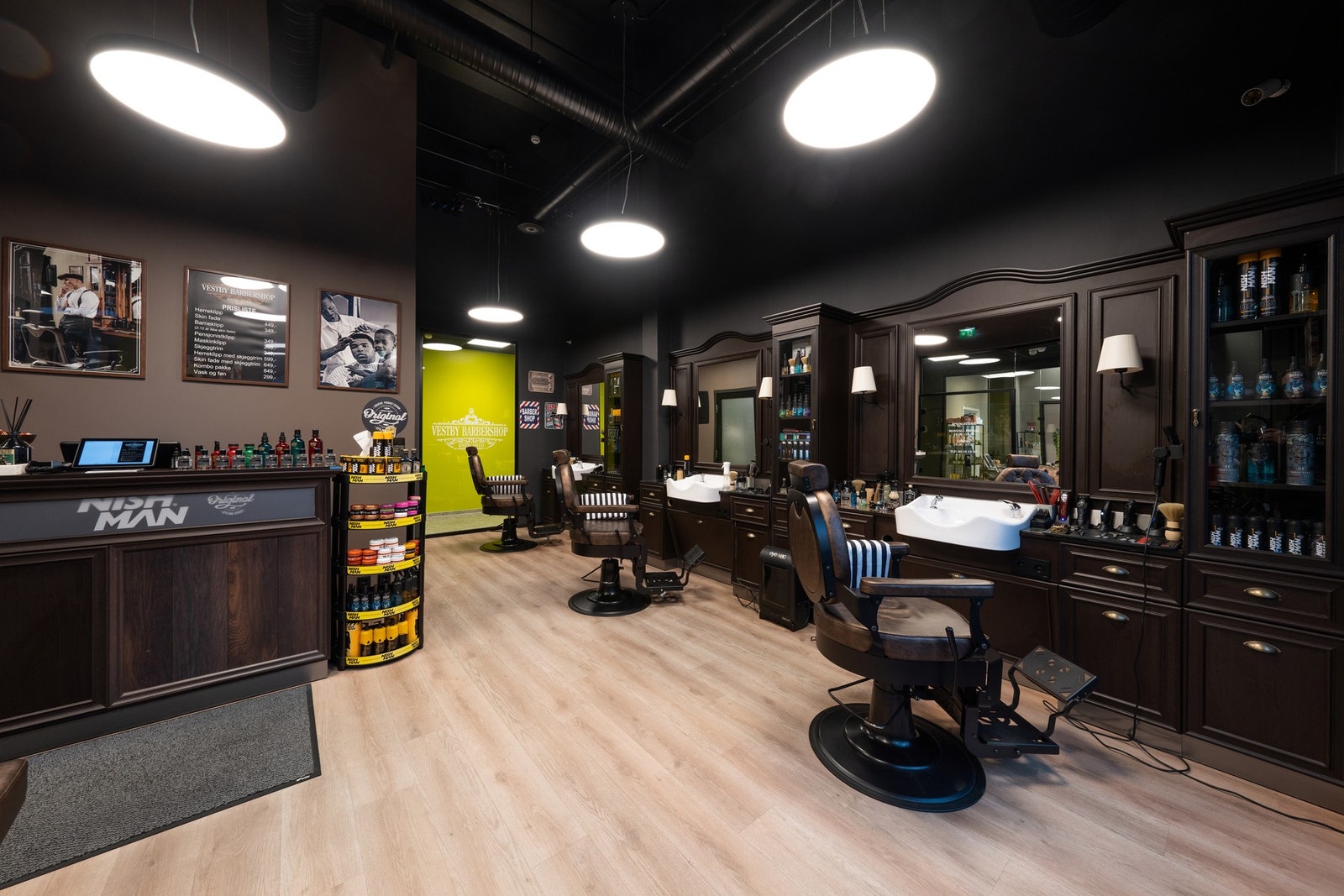 Stilren og gjennomført barbershop med høy estetisk kvalitet, gjennomtenkte materialvalg og en avslappet og maskulin atmosfære. Galleribilde