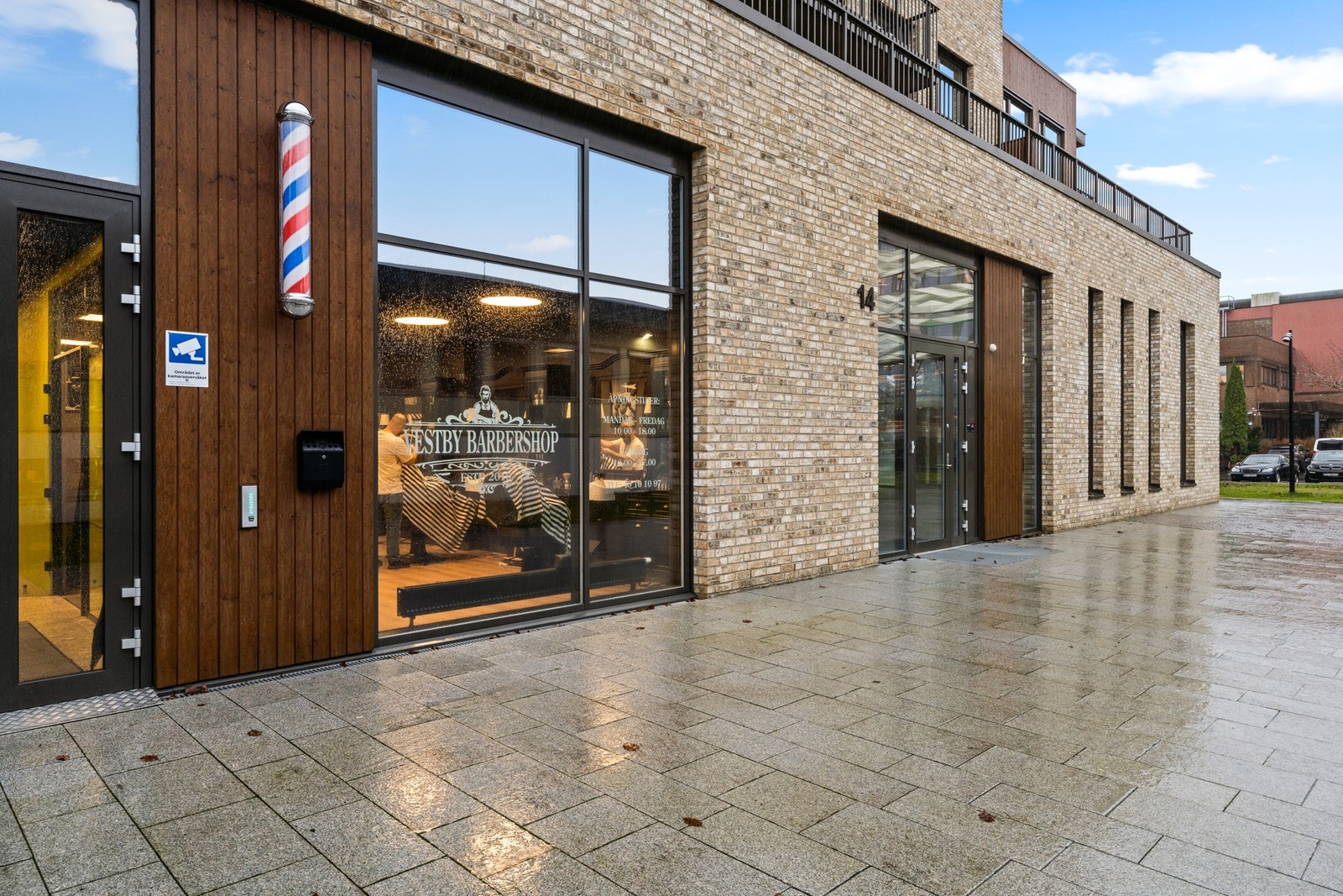 I umiddelbar nærhet ligger Vestby Barbershop i moderne og innbydende lokaler på Wessel Park. Et attraktivt nærsenter med stilrene fasader, gode møteplasser og servicetilbud som bidrar til et levende og urbant nærmiljø. Galleribilde