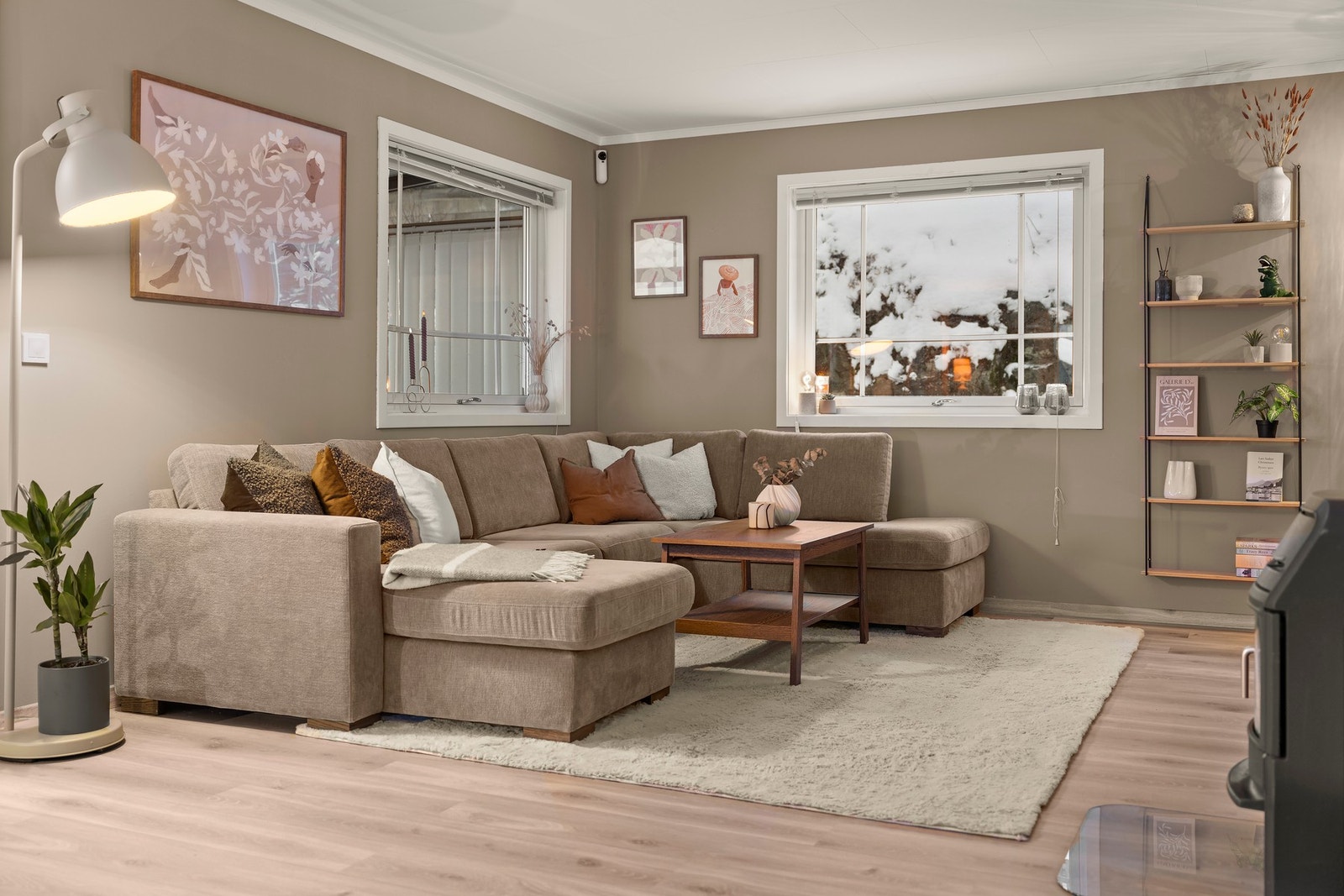 Gode møbleringsmuligheter med naturlige soner for både sofa, spisebord og øvrig innredning. Galleribilde