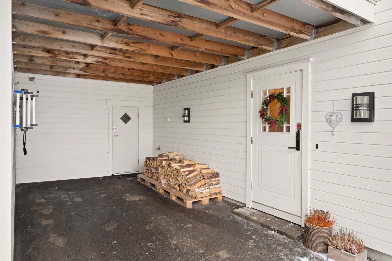 Carport med god takhøyde og lett tilgjengelig beliggenhet i direkte tilknytning til inngangspartiet, som gir en praktisk og komfortabel hverdag. Galleribilde