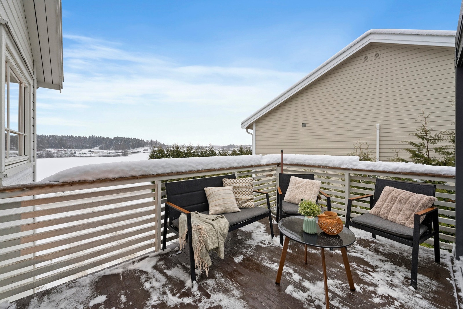 Fra stuen er det direkte utgang til sydvestvendt terrasse på ca. 27 m². Galleribilde