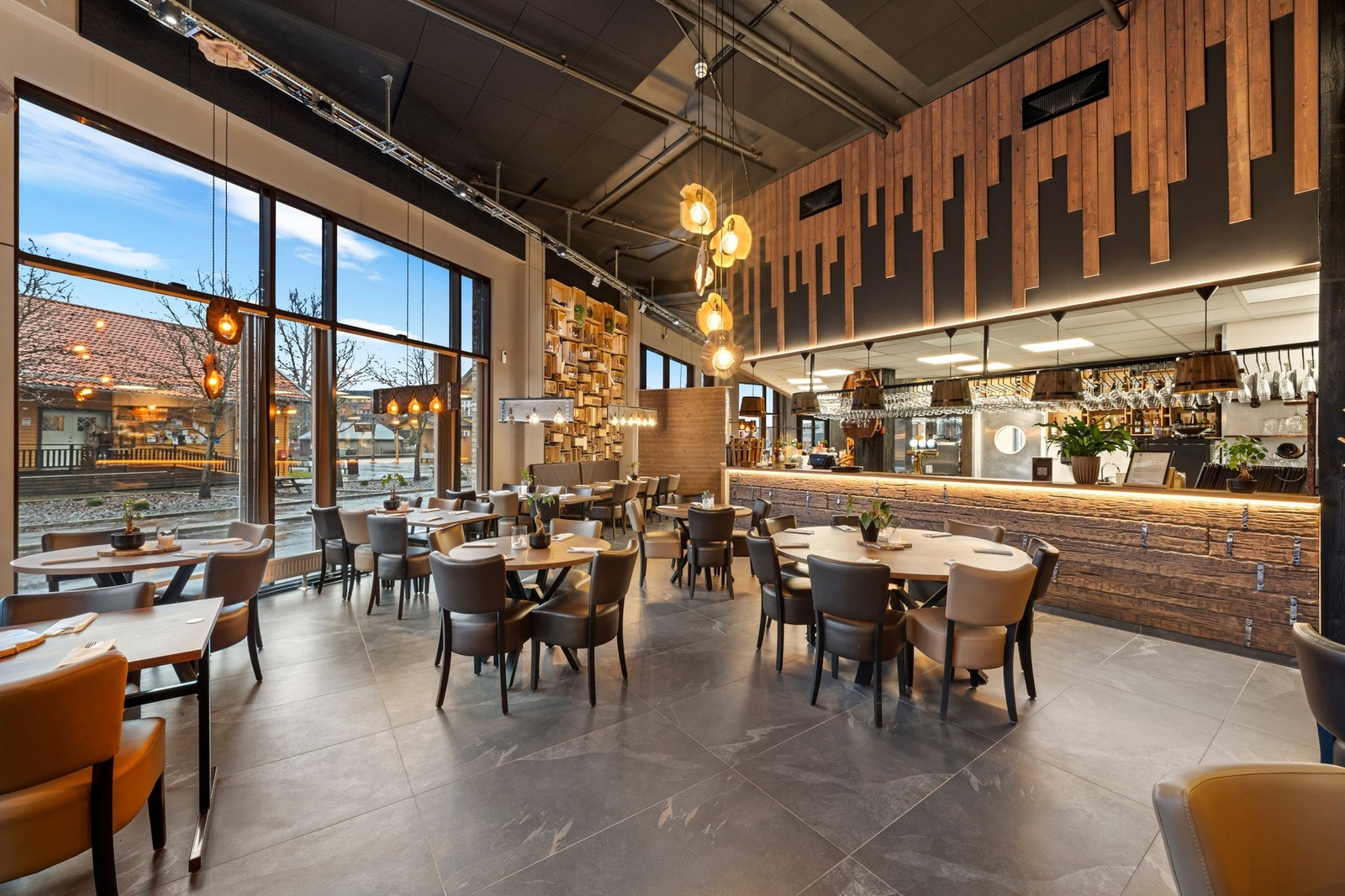 Babylon Pizza byr på en lun og moderne atmosfære med gjennomført design, åpne soner og god takhøyde. Et naturlig samlingspunkt i Wessel Park - perfekt for både hverdagsmiddag og hyggelige kvelder med venner og familie. Galleribilde