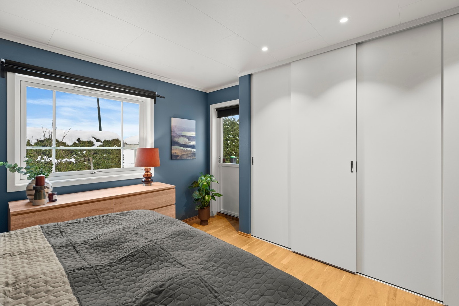 Gode vindusflater sikrer rikelig med naturlig lysinnslipp. Galleribilde