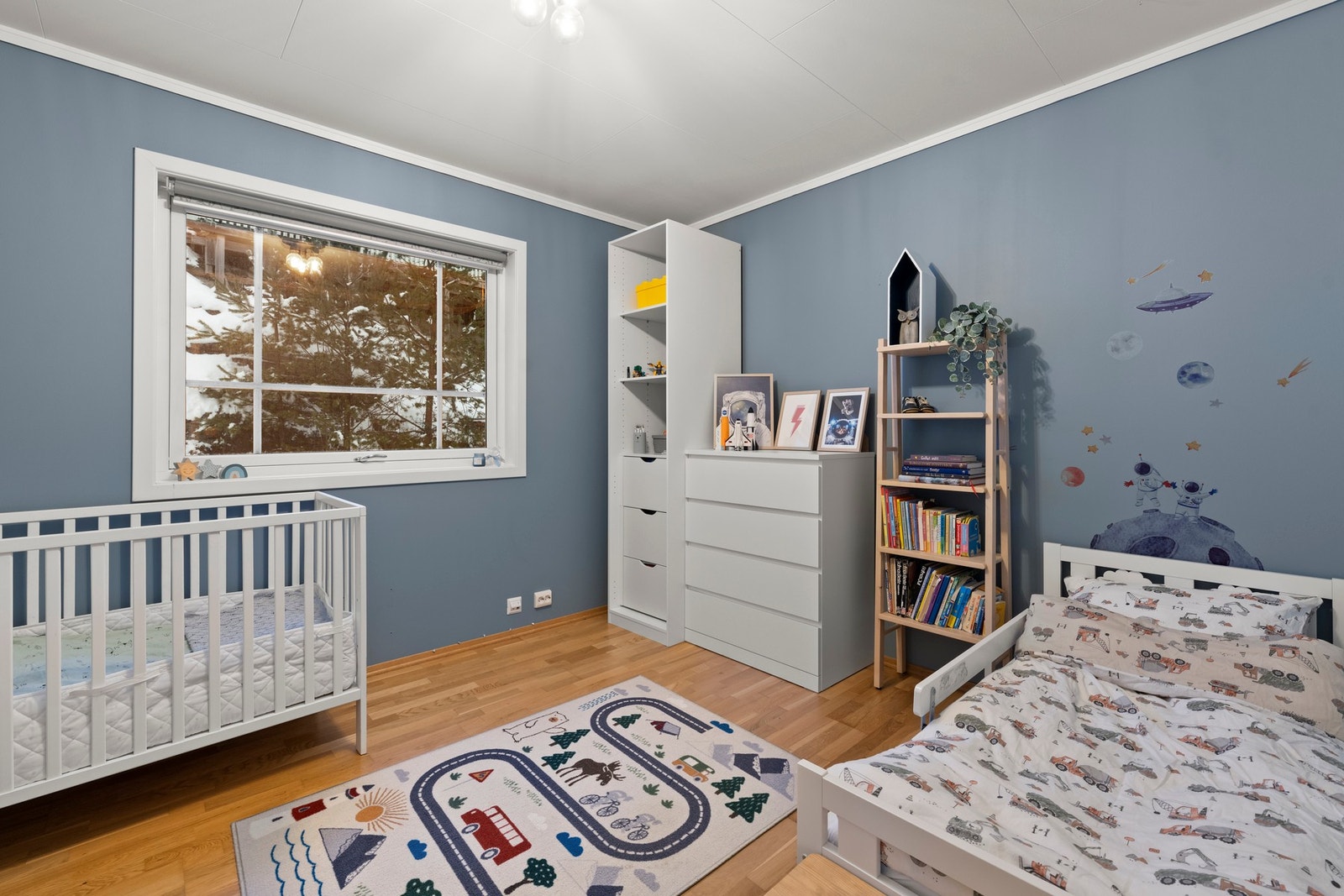 Soverom i 2. etasje med praktisk beliggenhet vegg i vegg med stuen, godt egnet som barnerom, gjesterom eller hjemmekontor. Galleribilde