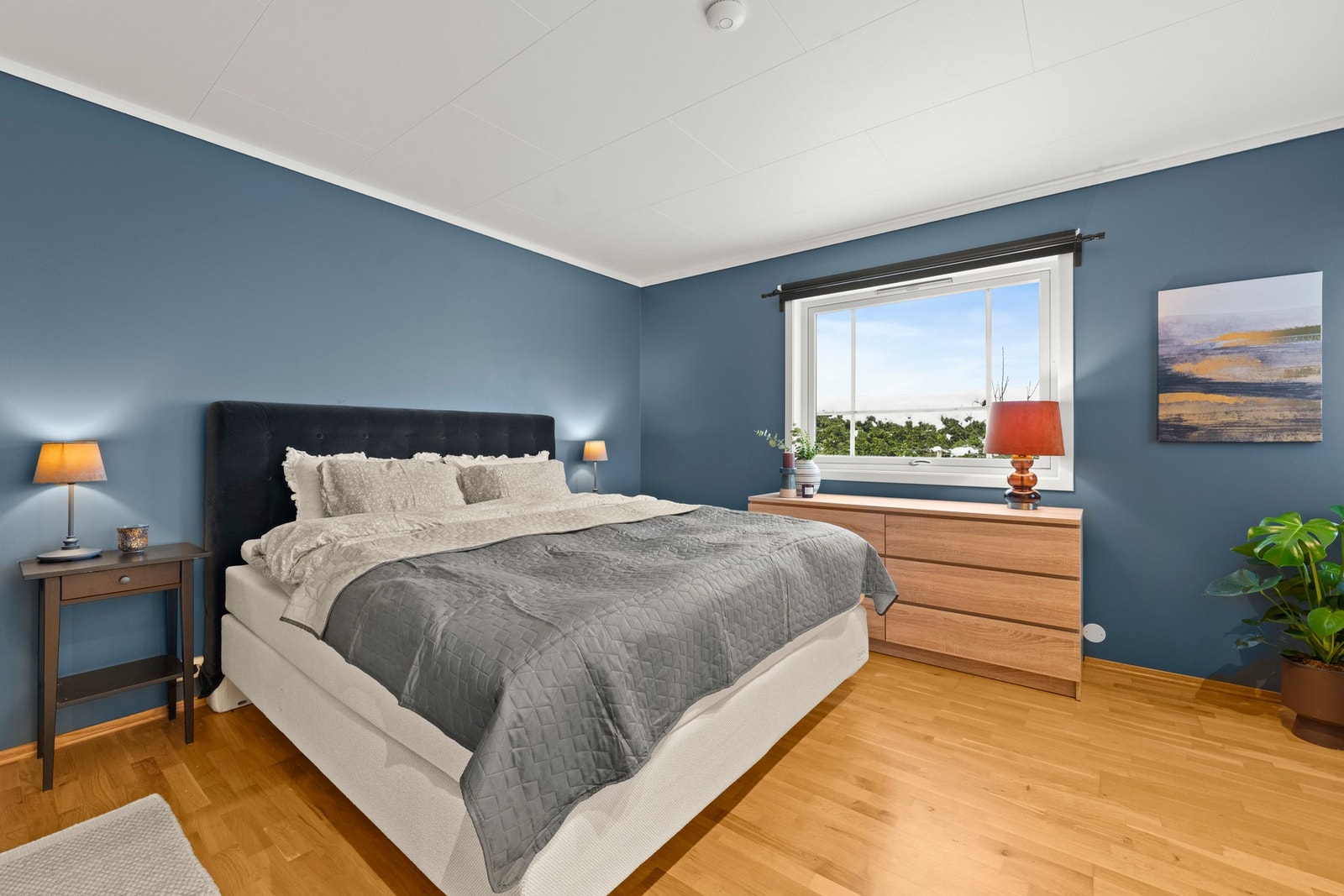 Hovedsoverom med god plass til dobbeltseng, nattbord og garderobeløsning, og en rolig atmosfære som egner seg godt for restitusjon og hvile. Galleribilde