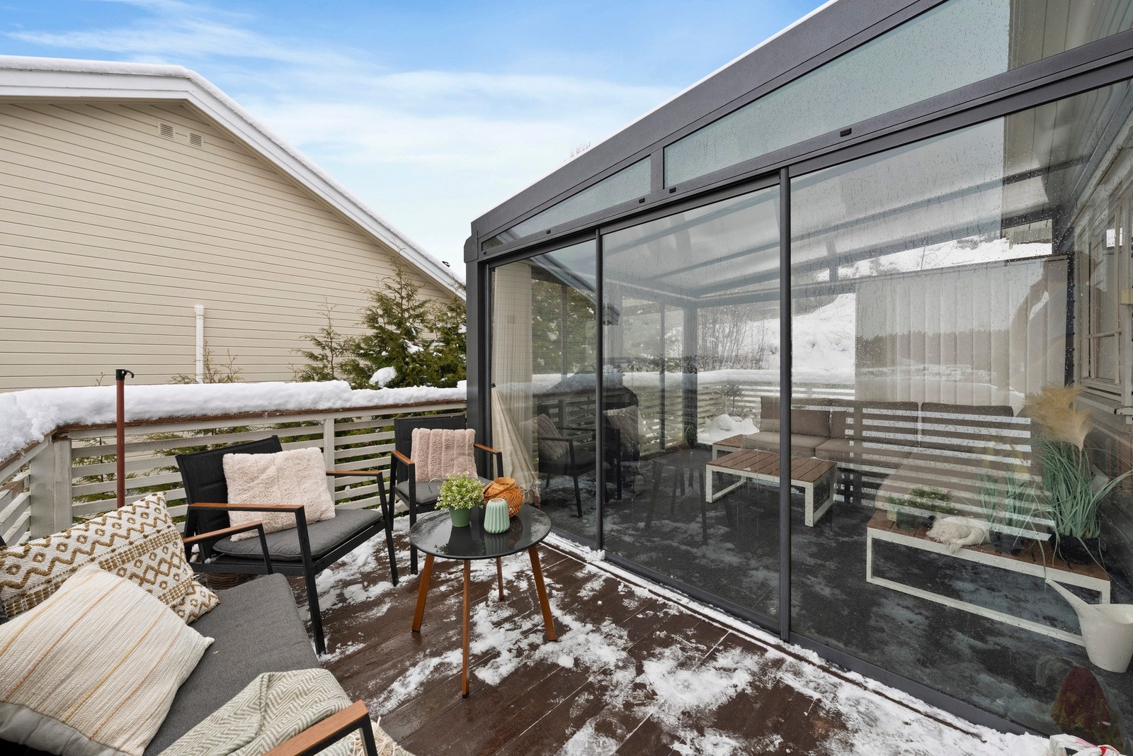 Koselig vinterhage som gir ekstra uteplass og benyttes fra tidlig vår og frem til utover høsten. Galleribilde