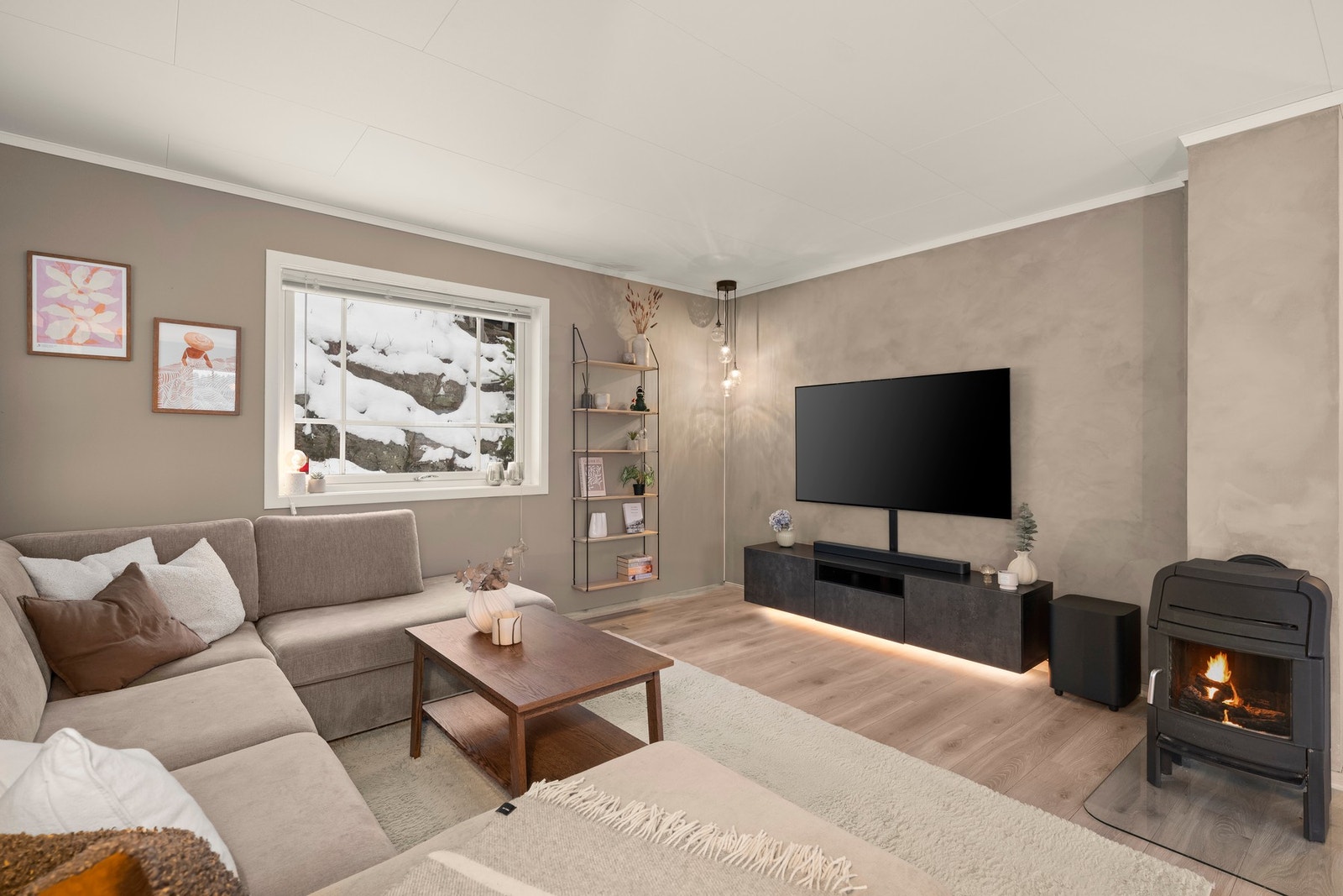 Koselig ildsted som gir rommet en lun og hyggelig atmosfære, og fungerer som et naturlig samlingspunkt. Galleribilde