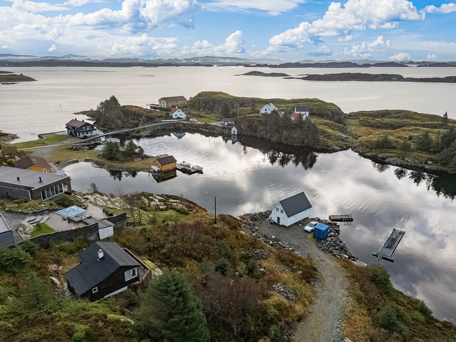 Området er rolig og naturskjønt, med gode solforhold og nydelig utsikt mot sundet og omkringsliggende øylandskap. Galleribilde