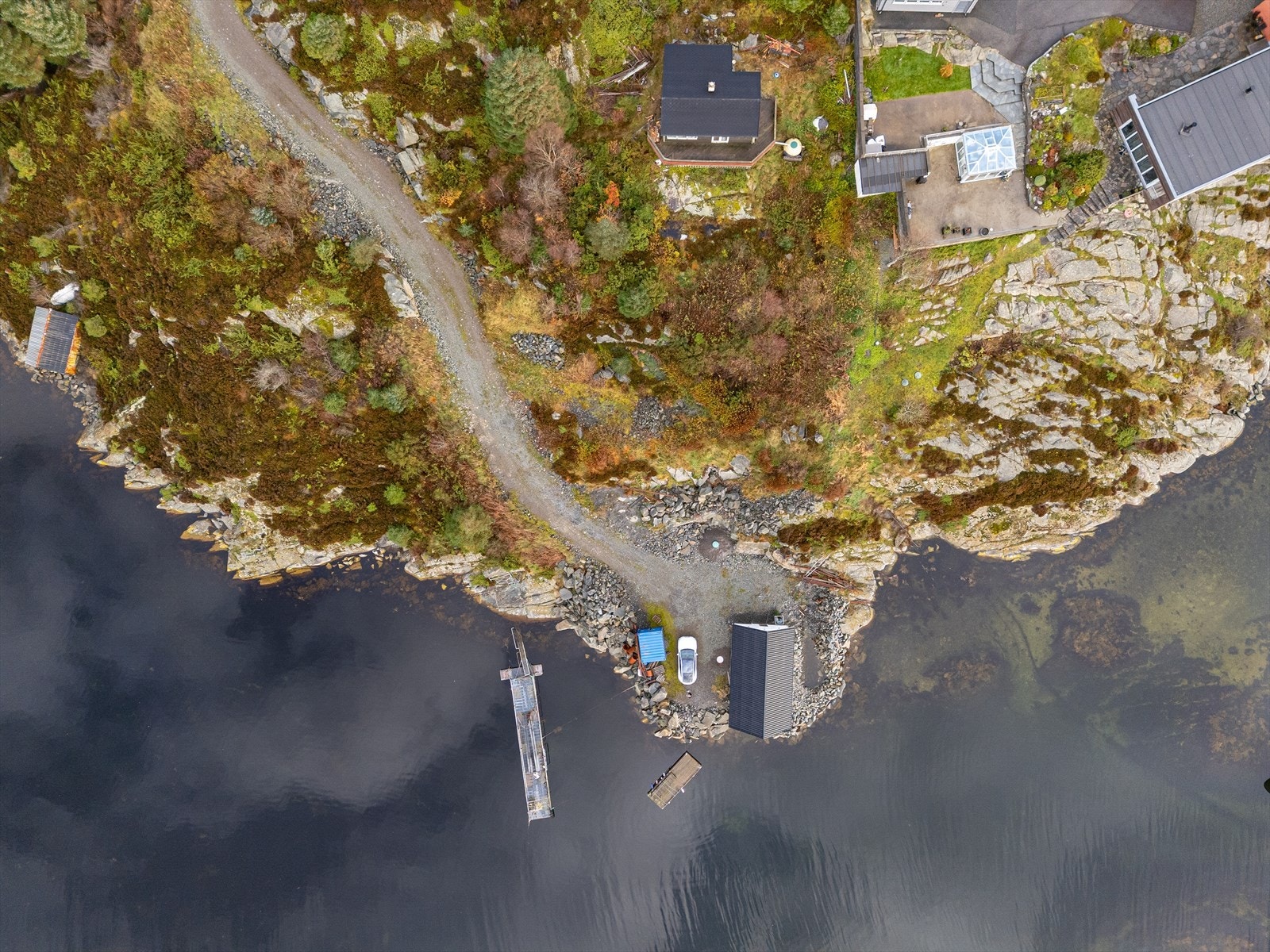 Tomten ligger idyllisk til med umiddelbar nærhet til sjø og maritime omgivelser, og byr på flotte naturopplevelser rett utenfor døren. Galleribilde