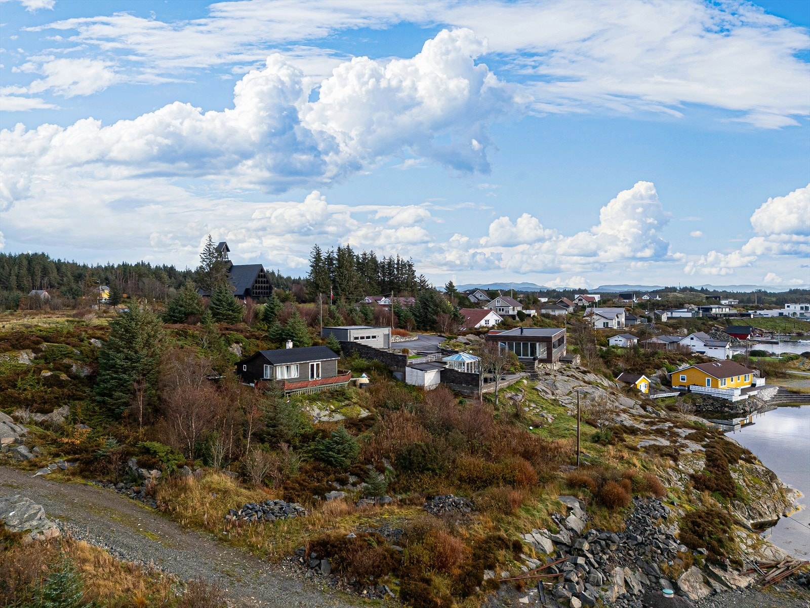 Bakkasundet er kjent for sitt kystpreg og sin nærhet til både fiske- og friluftsområder. Galleribilde
